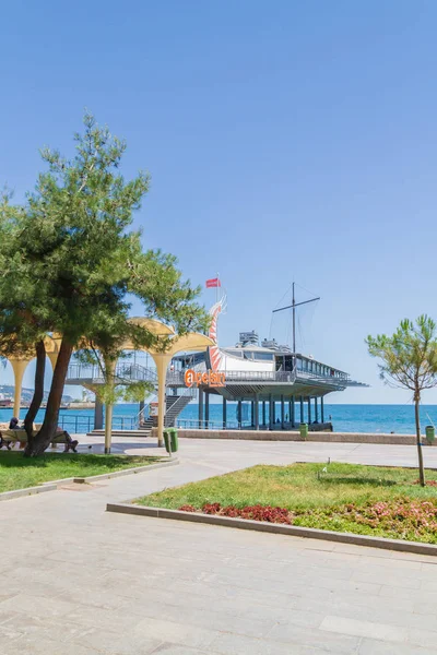 Yalta şehri, Kırım 02 Temmuz 2019. Yazın güneşli bir günde Yalta şehrinin seti