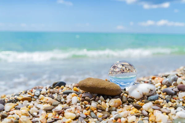 Runde Glaskugel am Strand spiegelt das Meer im Sommer — Stockfoto