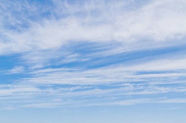 Yaz aylarında mavi gökyüzünde beyaz kabarık bulutlar