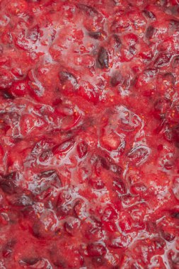 Ezilmiş kırmızı kızılcık berry pişirmeden önce tavada yatıyor