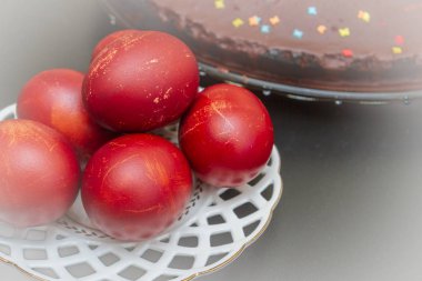 Soğan derilerine boyanmış yumurtalar tabakta