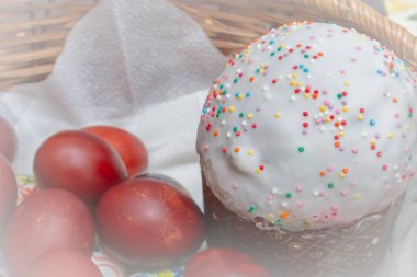 Bir hasır sepette boyalı tavuk yumurtası ile Paskalya bahar kek