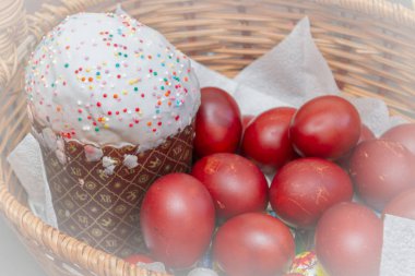 Bir hasır sepette boyalı tavuk yumurtası ile Paskalya bahar kek