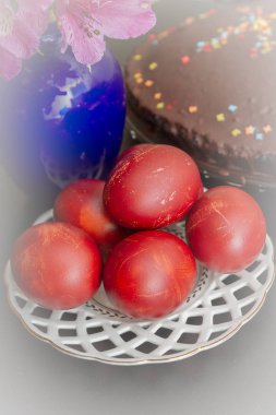 Soğan derilerine boyanmış yumurtalar tabakta
