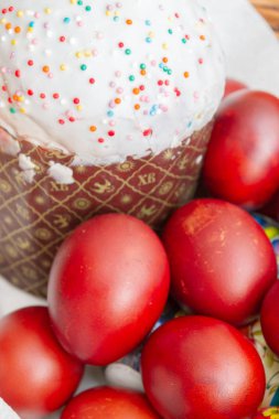 Bir hasır sepette boyalı tavuk yumurtası ile Paskalya bahar kek