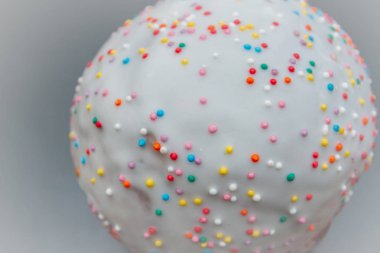 Renkli sprinkles ile beyaz sır Paskalya bahar pasta