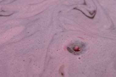 Tatlı şurubu bir siyah meyve ve kiraz yaprağı demlenir