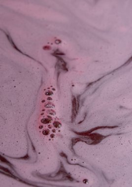 Tatlı şurubu bir siyah meyve ve kiraz yaprağı demlenir