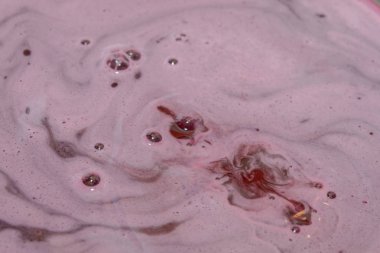 Tatlı şurubu bir siyah meyve ve kiraz yaprağı demlenir