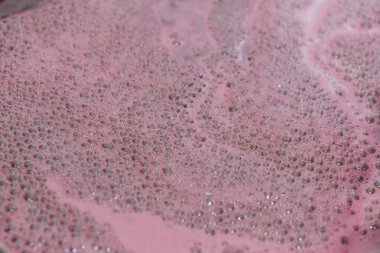 Tatlı şurubu bir siyah meyve ve kiraz yaprağı demlenir