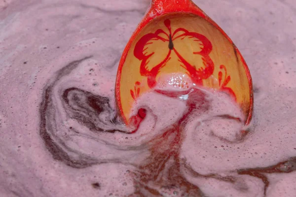 Sirup manis diseduh dari berry hitam dan daun ceri — Stok Foto