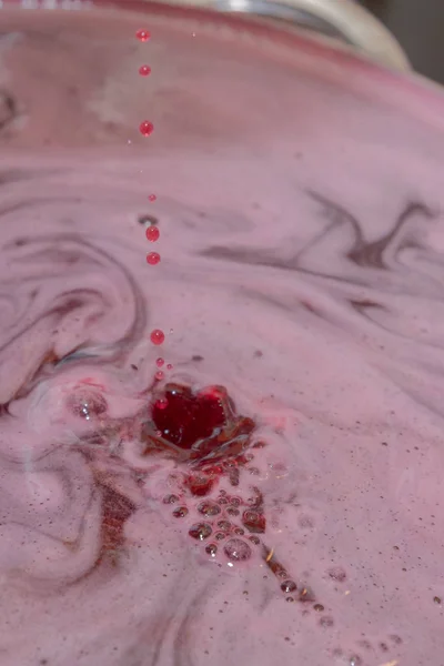 Le sirop sucré est brassé à partir d'une baie noire et d'une feuille de cerise — Photo