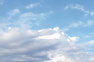 Yaz aylarında mavi gökyüzünde beyaz kabarık bulutlar