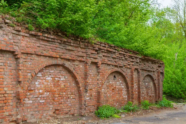 Röd tegel gamla muren del av en gammal struktur — Stockfoto