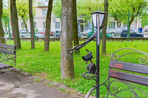 Widok na miasto Smoleńsk z życiem miejskim wiosną. — Zdjęcie stockowe