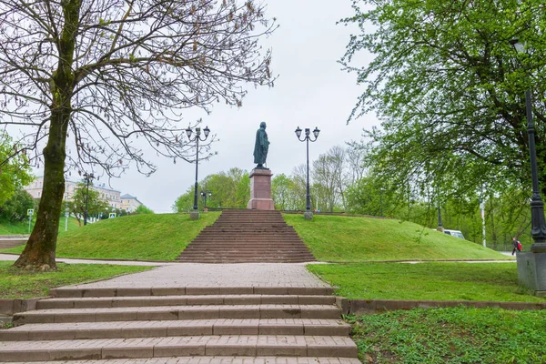 Widok na miasto Smoleńsk z życiem miejskim wiosną. — Zdjęcie stockowe