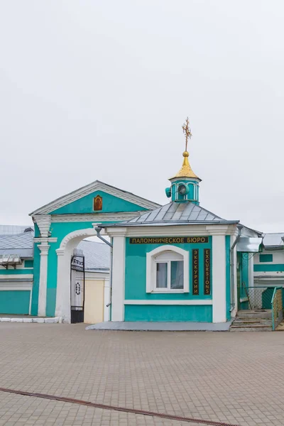 View of Smolensk city with city life in spring. — Stock Photo, Image