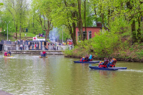 Vista da cidade de Smolensk com a vida da cidade na primavera . — Fotografia de Stock