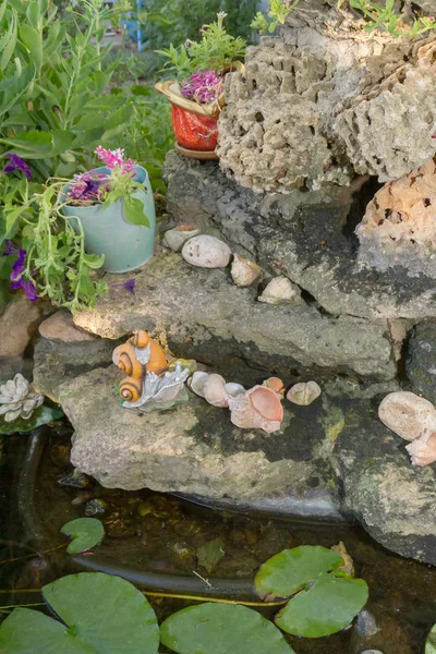 Décoration paysagère en forme de fontaine avec un escargot et — Photo