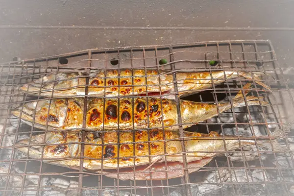 Grillezett füstölt aranymakréla hal késő éjszakán kívül — Stock Fotó