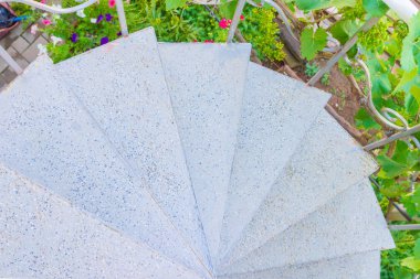 Yaz aylarında özel evde gri spiral merdiven