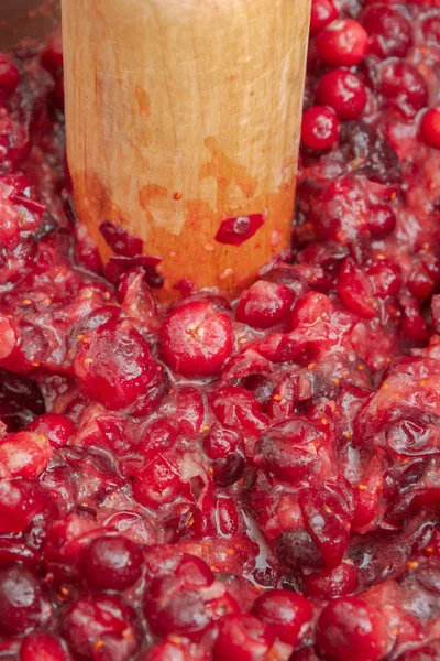 Plet de rode Cranberry bessen met een houten deegroller — Stockfoto