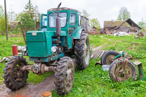 Vieux tracteur dans le village au début du printemps — Photo