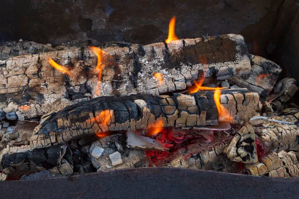 Dřevěné špalky v grilovacím grilu pro vaření uhlí — Stock fotografie