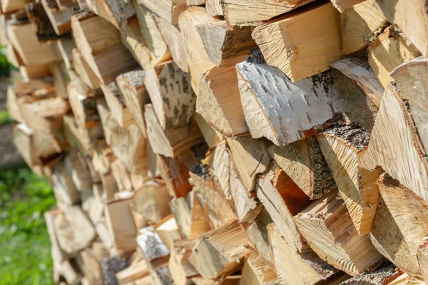 Сухие рубленые дрова лежали в куче на улице — стоковое фото