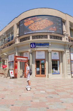 Yalta şehri, Kırım 02 Temmuz 2019. Yazın güneşli bir günde Yalta şehrinin seti