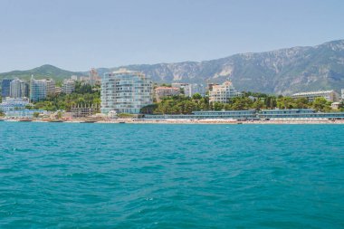 Yalta şehri, Kırım 02 Temmuz 2019. Güneşli bir yaz günü deniz manzarasında Yalta şehrinin seti.