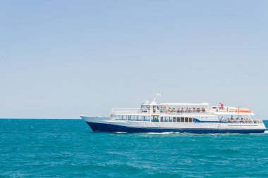 Güneşli bir günde yaz aylarında denize yelken beyaz gemi