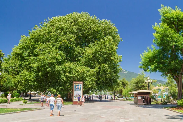 2019年7月2日クリミア ヤルタ市 夏の晴れた日にヤルタ市の堤防 — ストック写真