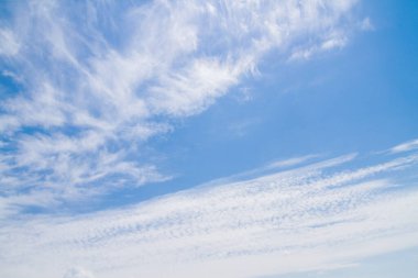 Yaz aylarında mavi gökyüzünde beyaz kabarık bulutlar