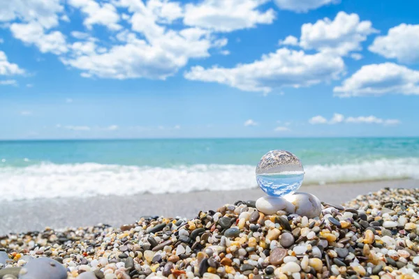 Bola redonda de vidro na praia reflete o mar no verão — Fotografia de Stock