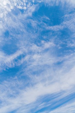 Yaz aylarında mavi gökyüzünde beyaz kabarık bulutlar