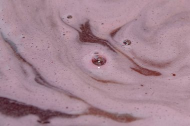 Tatlı şurubu bir siyah meyve ve kiraz yaprağı demlenir