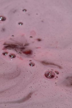 Tatlı şurubu bir siyah meyve ve kiraz yaprağı demlenir