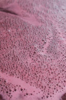 Tatlı şurubu bir siyah meyve ve kiraz yaprağı demlenir