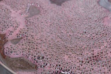 Tatlı şurubu bir siyah meyve ve kiraz yaprağı demlenir