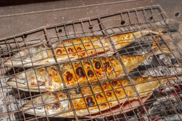 Grillowane wędzone złote ryby makreli na zewnątrz późno w nocy — Zdjęcie stockowe