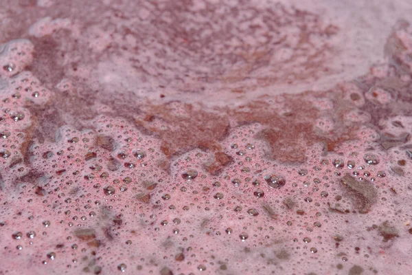 Le sirop sucré est brassé à partir d'une baie noire et d'une feuille de cerise — Photo