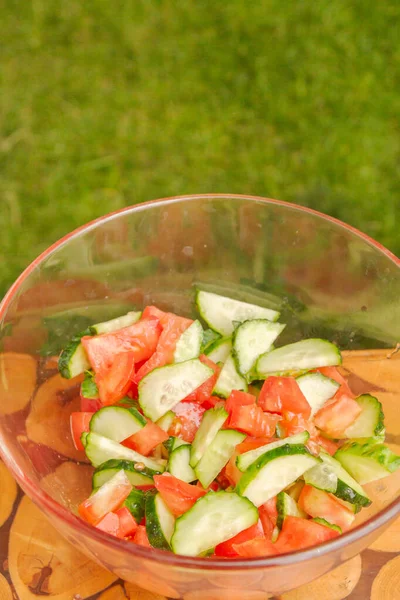 Préparation de salade de légumes frais et d'herbes — Photo