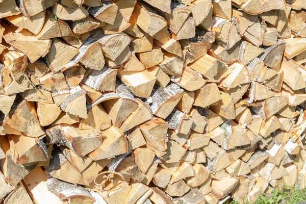Сухі подрібнені дрова лежали в купі на вулиці — стокове фото