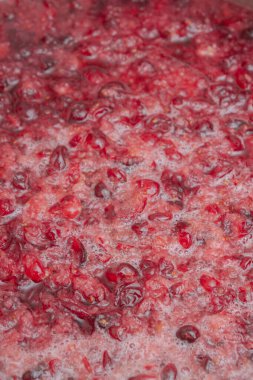 Alkollü kızılcık hazırlık o için tatlı sıcak şurubu dökün