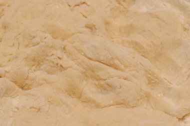 Ev yapımı hamur köftesi yapmak için bir kaseye karıştırılmış çiğ hamur.