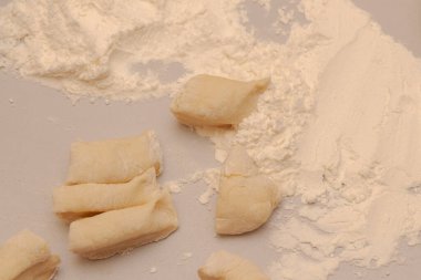 Ev yapımı hamur köftesi pişirmek için dilimlenmiş çiğ hamur.