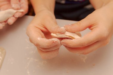 Evde mankenlik ve ev yapımı hamur köftesi pişirme.