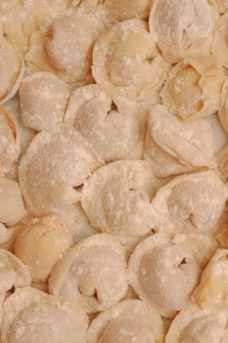 Ev yapımı hamur köfteleri mutfakta bir panoya konur.