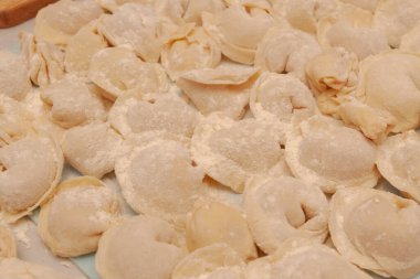 Ev yapımı hamur köfteleri mutfakta bir panoya konur.